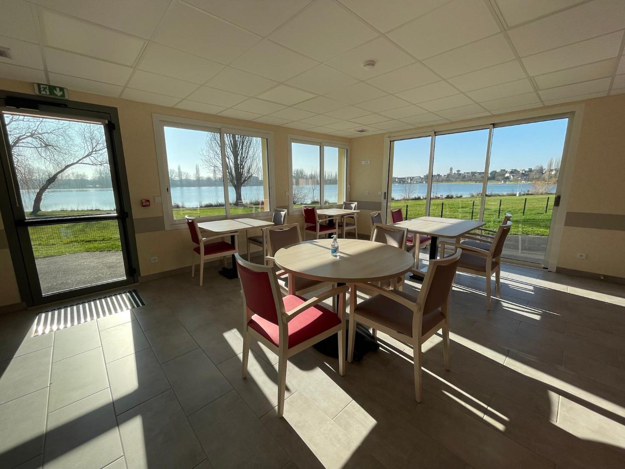 Relais Les Rives Du Lac Coulonges-sur-Sarthe Exteriör bild